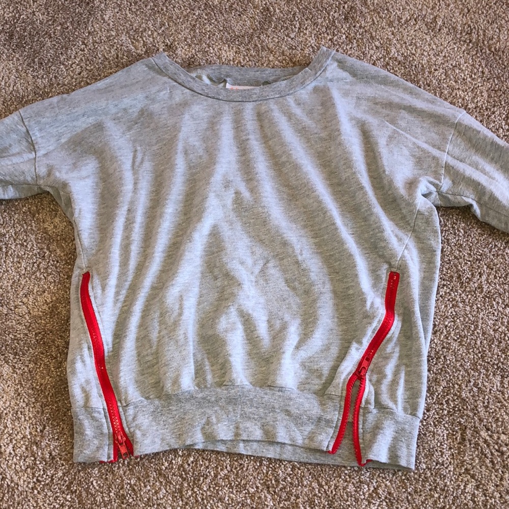 crewneck with red zipper detailing